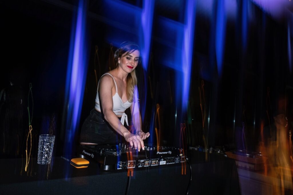 DJ